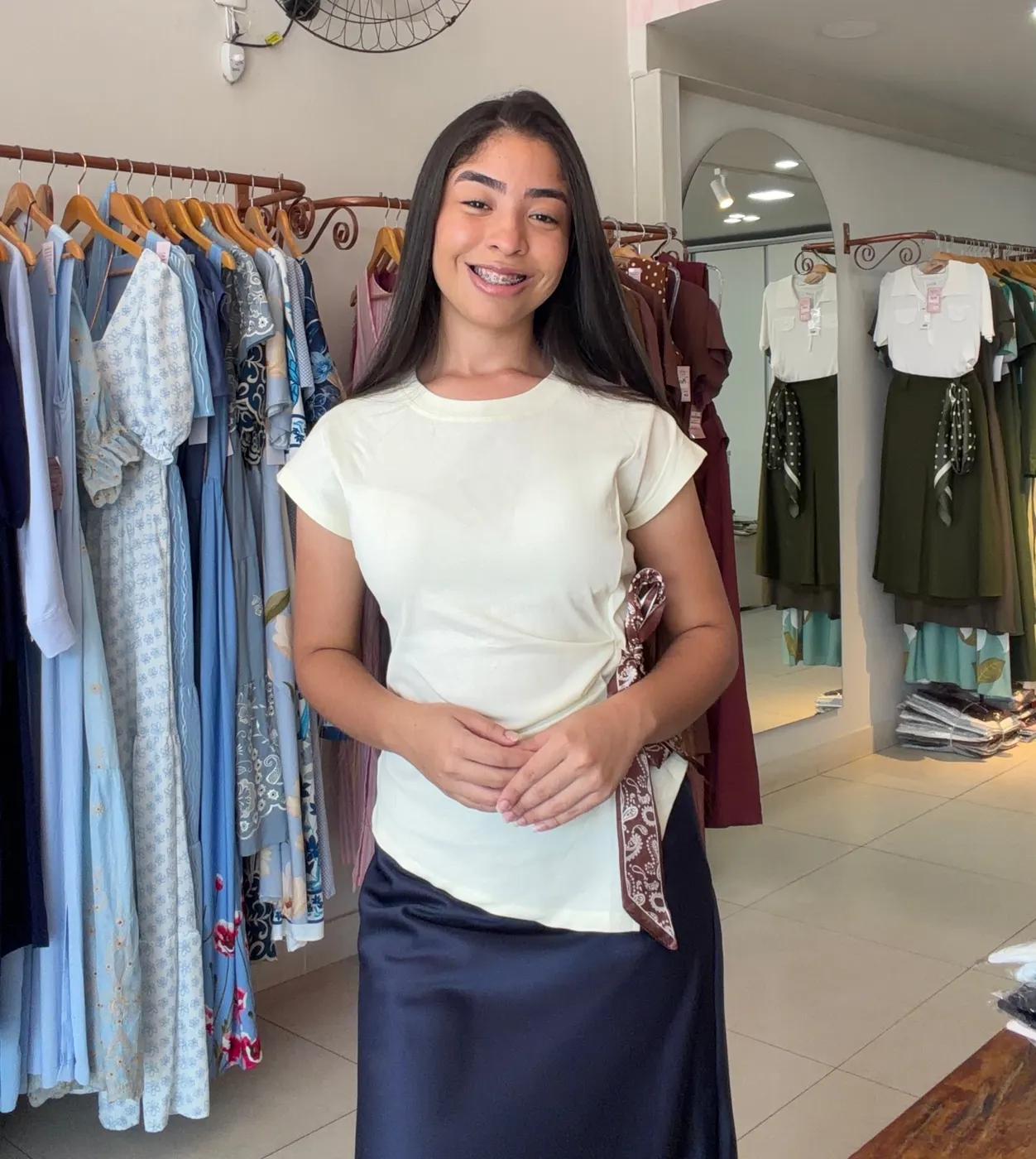 Blusa Assimétrica com Lenço