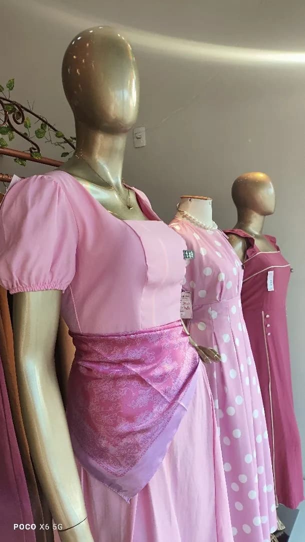Vestido Rosa com Lenço Lilás